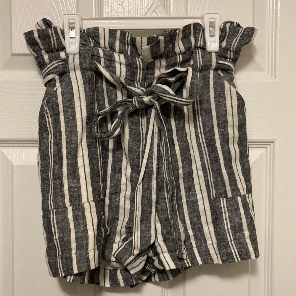 *Cupcakes & Cashmere Gray Linen Blend Striped Paperbag Small Belted Shorts #C